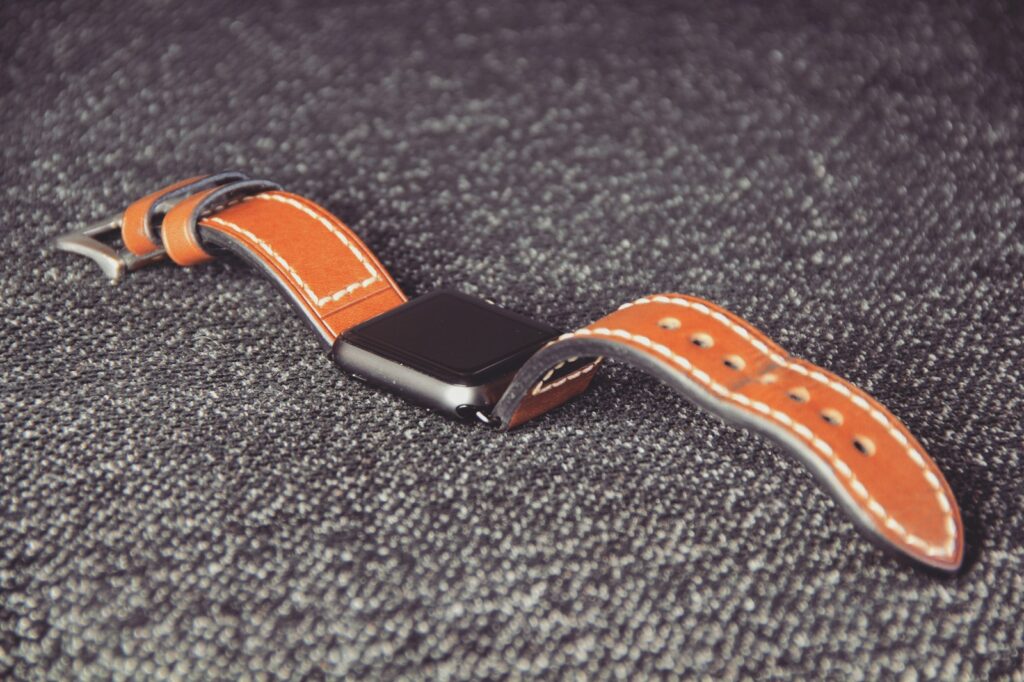 brown leather belt on black textile, Smartwatch Accesoirs