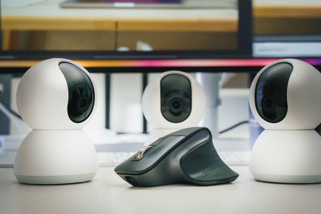 A group of three cameras sitting on top of a table, Überwachungskameras