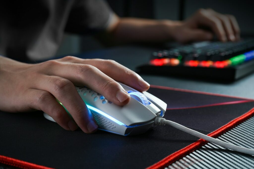 person holding black and gray computer mouse, Gaming Keyboards Gaming Mäuse